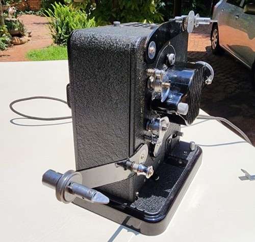 VINTAGE EUNIG P3 9.5MM AUSTRIAN FILM PROJECTOR (1932-1939) WITH A HUGO MEYER! LENS