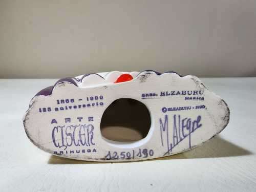 MANUEL ALEGRE PORCELAIN MENINA (LADY IN WAITING) LIMITED EDITION NO 190 OF 1250  IN MINT CONDITION