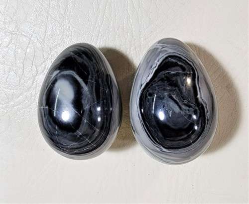 TWO ABSOLUTELY STUNNING AGATE ROCK EGGS  GREY BANDED AGATE  LARGE (70x45MM)