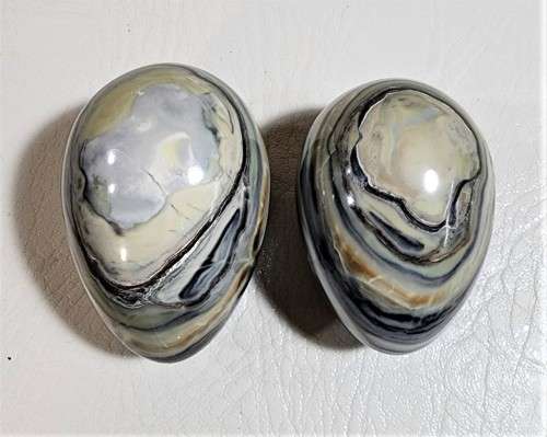 TWO ABSOLUTELY STUNNING AGATE ROCK EGGS  GREY BANDED AGATE  LARGE (70x45MM)
