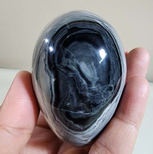 TWO ABSOLUTELY STUNNING AGATE ROCK EGGS  GREY BANDED AGATE  LARGE (70x45MM)