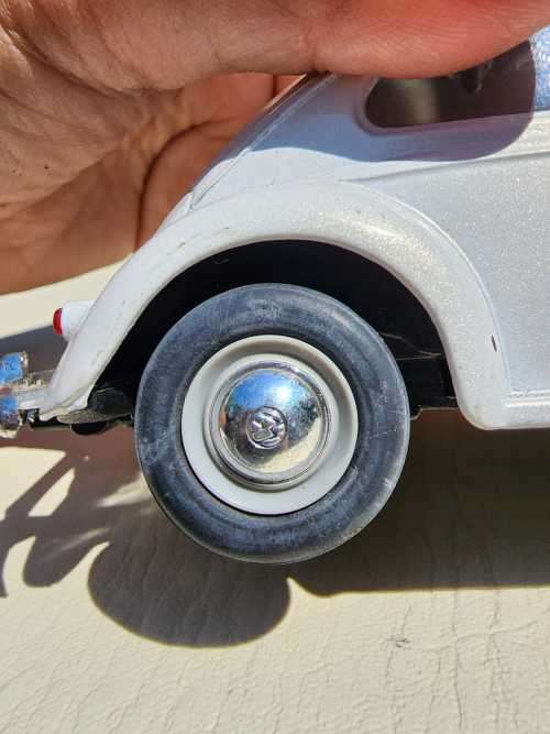 A 1955 WHITE VOLKSWAGEN BEETLE SCALE 1:24 WITH FORWARD TILTING SEATS SS9407 BY SUPERIOR SUNNYSIDE