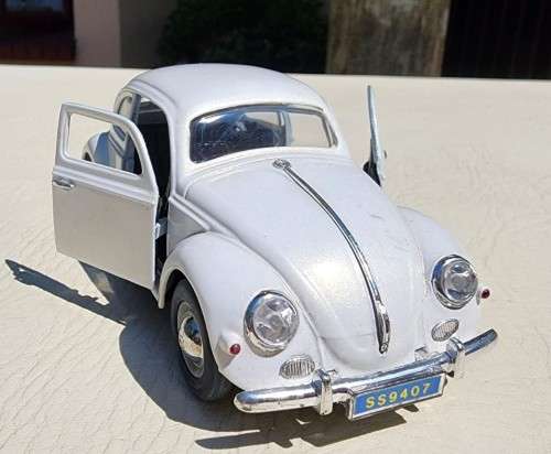 A 1955 WHITE VOLKSWAGEN BEETLE SCALE 1:24 WITH FORWARD TILTING SEATS SS9407 BY SUPERIOR SUNNYSIDE