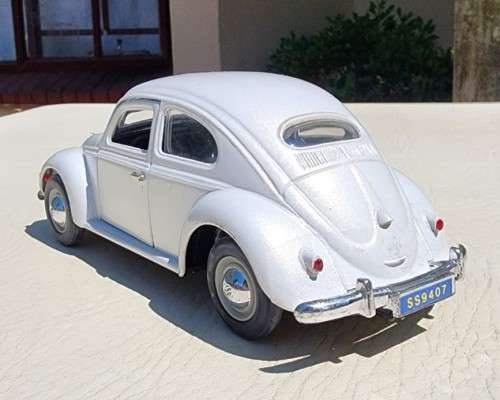 A 1955 WHITE VOLKSWAGEN BEETLE SCALE 1:24 WITH FORWARD TILTING SEATS SS9407 BY SUPERIOR SUNNYSIDE