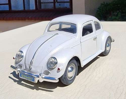 A 1955 WHITE VOLKSWAGEN BEETLE SCALE 1:24 WITH FORWARD TILTING SEATS SS9407 BY SUPERIOR SUNNYSIDE
