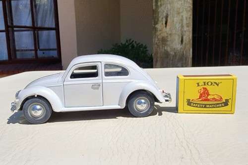 A 1955 WHITE VOLKSWAGEN BEETLE SCALE 1:24 WITH FORWARD TILTING SEATS SS9407 BY SUPERIOR SUNNYSIDE