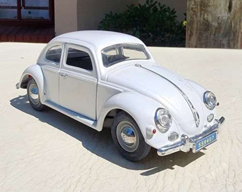 A 1955 WHITE VOLKSWAGEN BEETLE SCALE 1:24 WITH FORWARD TILTING SEATS SS9407 BY SUPERIOR SUNNYSIDE