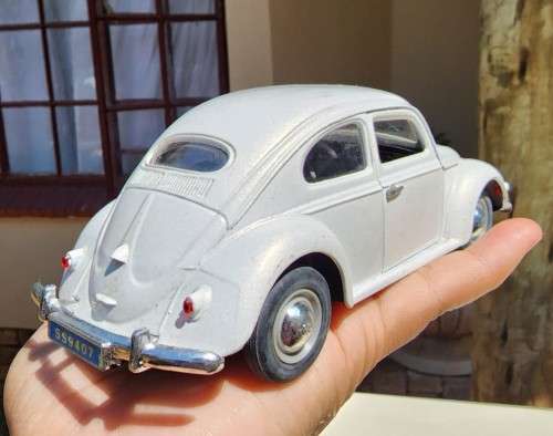 A 1955 WHITE VOLKSWAGEN BEETLE SCALE 1:24 WITH FORWARD TILTING SEATS SS9407 BY SUPERIOR SUNNYSIDE