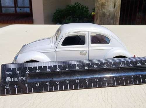 A 1955 WHITE VOLKSWAGEN BEETLE SCALE 1:24 WITH FORWARD TILTING SEATS SS9407 BY SUPERIOR SUNNYSIDE