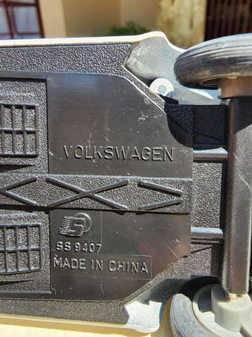 A 1955 WHITE VOLKSWAGEN BEETLE SCALE 1:24 WITH FORWARD TILTING SEATS SS9407 BY SUPERIOR SUNNYSIDE