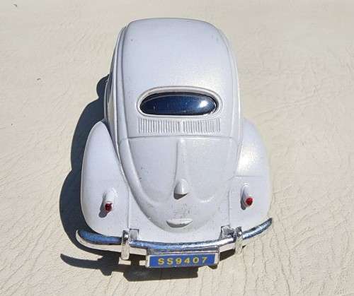 A 1955 WHITE VOLKSWAGEN BEETLE SCALE 1:24 WITH FORWARD TILTING SEATS SS9407 BY SUPERIOR SUNNYSIDE