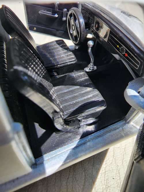 A 1955 WHITE VOLKSWAGEN BEETLE SCALE 1:24 WITH FORWARD TILTING SEATS SS9407 BY SUPERIOR SUNNYSIDE
