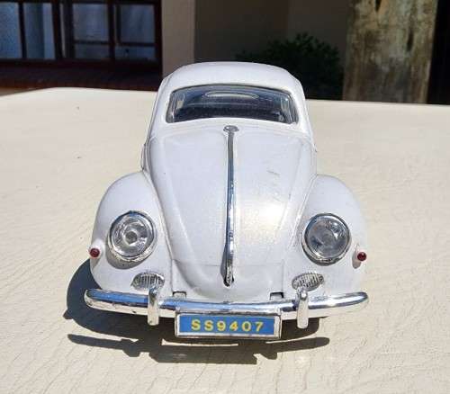 A 1955 WHITE VOLKSWAGEN BEETLE SCALE 1:24 WITH FORWARD TILTING SEATS SS9407 BY SUPERIOR SUNNYSIDE