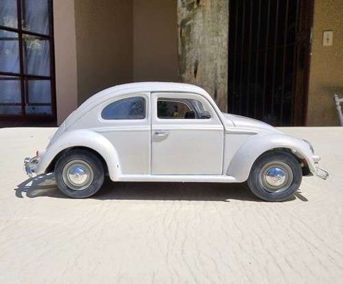 A 1955 WHITE VOLKSWAGEN BEETLE SCALE 1:24 WITH FORWARD TILTING SEATS SS9407 BY SUPERIOR SUNNYSIDE