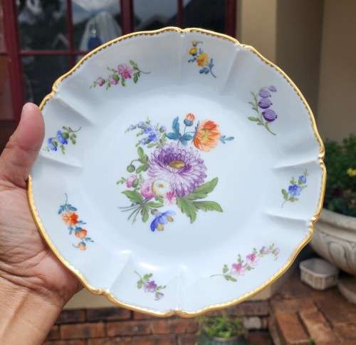 GERMANY NYMPHENBURG! PORCELAIN WALL PLATE HAND PAINTED! - SHIELD AND CROWN MARK (1910-1975)