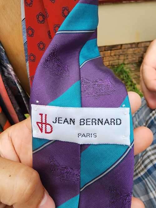 GROUP OF 20 VINTAGE NECK TIES  MANY EUROPEAN BRAND NAMES  MANY PURE SILK - WITH HANGER