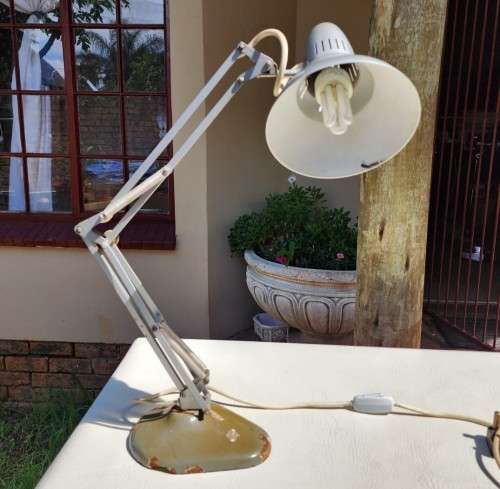 CLASSIC VINTAGE LUXO NORWAY L2 DESIGNER FLOOR LAMP - US PATENT NO 2787434 - IMAGE USED AS PIXAR LOGO