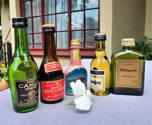 COLLECTION OF SIXTEEN (16) MINIATURE LIQUOR BOTTLES (MOST ARE FULL, SOME 75% FULL)