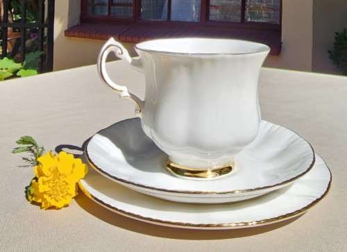 PARAGON ENGLAND 1950S TEACUP SAUCER SIDEPLATE TRIO NO 4 OF 6 BY APPOINTMENT QUEEN ELIZABETH II