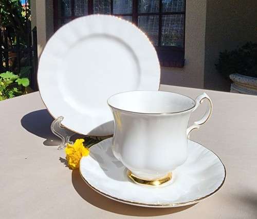 PARAGON ENGLAND 1950S TEACUP SAUCER SIDEPLATE TRIO NO 4 OF 6 BY APPOINTMENT QUEEN ELIZABETH II