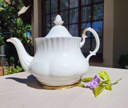 ROYAL ALBERT VINTAGE 1960S-1970S VAL DOR (VALLEY OF GOLD) PATTERN LARGE LIDDED TEAPOT