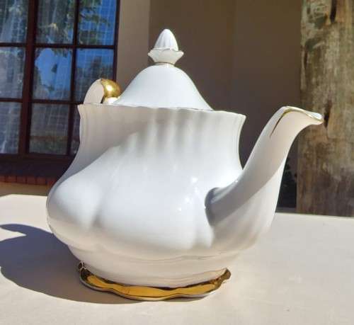 ROYAL ALBERT VINTAGE 1960S-1970S VAL DOR (VALLEY OF GOLD) PATTERN LARGE LIDDED TEAPOT