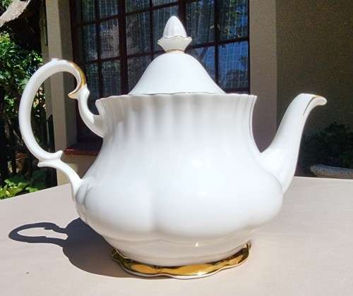 ROYAL ALBERT VINTAGE 1960S-1970S VAL DOR (VALLEY OF GOLD) PATTERN LARGE LIDDED TEAPOT