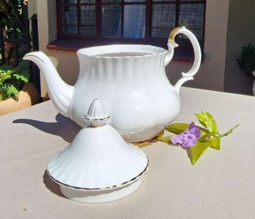 ROYAL ALBERT VINTAGE 1960S-1970S VAL DOR (VALLEY OF GOLD) PATTERN LARGE LIDDED TEAPOT