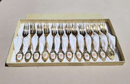 24 CARAT GOLD PLATED (ON STAINLESS STEEL) SUPERB BOXED SET OF 12 EETRITE DESERT FORKS WITH PINK ROSE