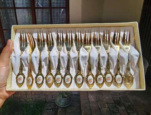 24 CARAT GOLD PLATED (ON STAINLESS STEEL) SUPERB BOXED SET OF 12 EETRITE DESERT FORKS WITH PINK ROSE