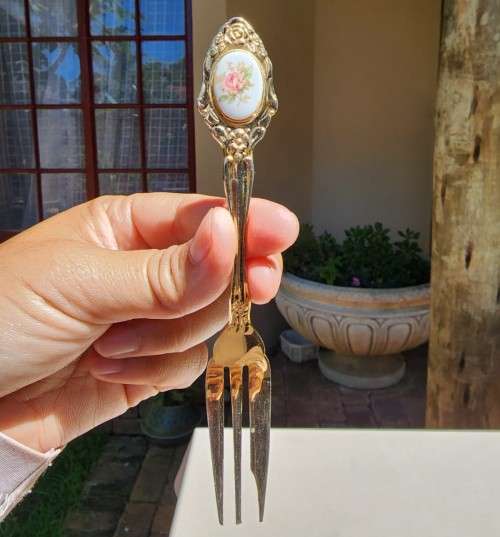 24 CARAT GOLD PLATED (ON STAINLESS STEEL) SUPERB BOXED SET OF 12 EETRITE DESERT FORKS WITH PINK ROSE