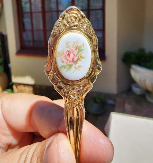 24 CARAT GOLD PLATED (ON STAINLESS STEEL) SUPERB BOXED SET OF 12 EETRITE DESERT FORKS WITH PINK ROSE