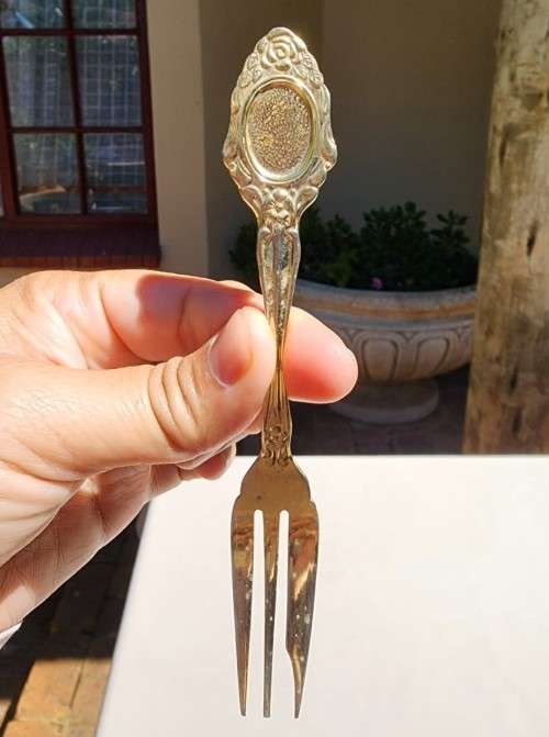 24 CARAT GOLD PLATED (ON STAINLESS STEEL) SUPERB BOXED SET OF 12 EETRITE DESERT FORKS WITH PINK ROSE