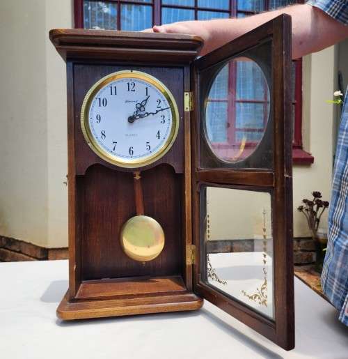 VINTAGE 1970S BLESSING BERLIN GERMANY QUARTZ WALL CLOCK WITH PENDULUM  KEEPS TIME ACCURATELY
