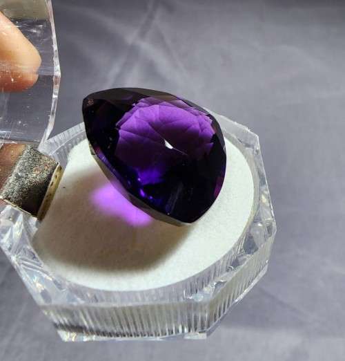 VIVID DARK PURPLE HUGE 43.54CT AMETHYST GEMSTONE WITH AN AMAZING TRILLION CUT (30 - 50 FACETS!)