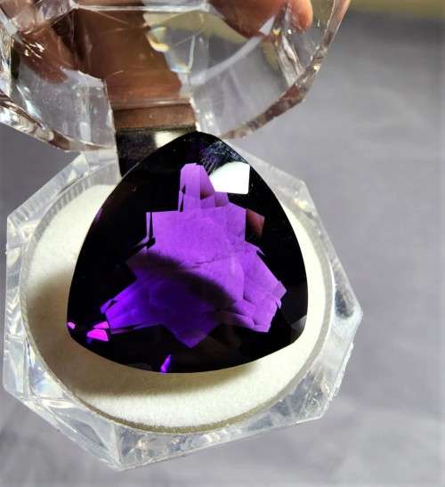 VIVID DARK PURPLE HUGE 43.54CT AMETHYST GEMSTONE WITH AN AMAZING TRILLION CUT (30 - 50 FACETS!)