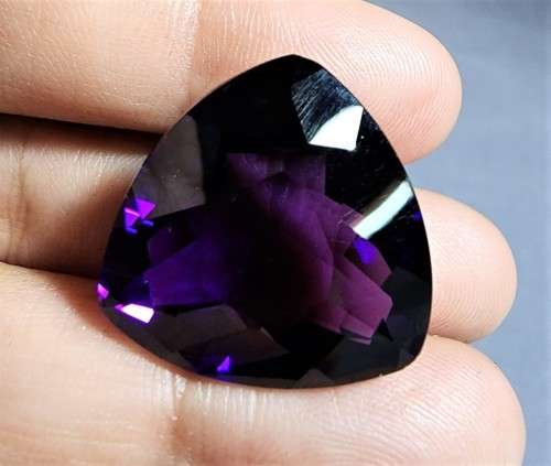 VIVID DARK PURPLE HUGE 43.54CT AMETHYST GEMSTONE WITH AN AMAZING TRILLION CUT (30 - 50 FACETS!)