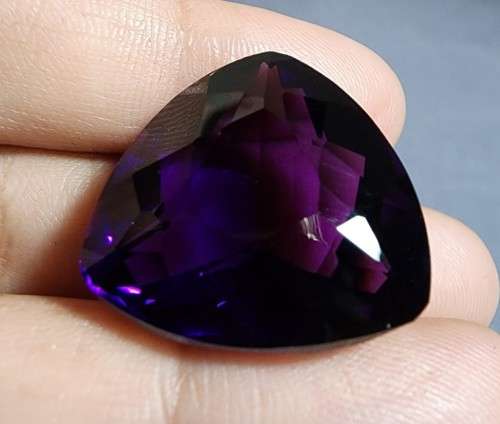 VIVID DARK PURPLE HUGE 43.54CT AMETHYST GEMSTONE WITH AN AMAZING TRILLION CUT (30 - 50 FACETS!)