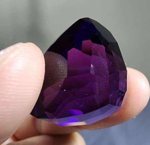 VIVID DARK PURPLE HUGE 43.54CT AMETHYST GEMSTONE WITH AN AMAZING TRILLION CUT (30 - 50 FACETS!)