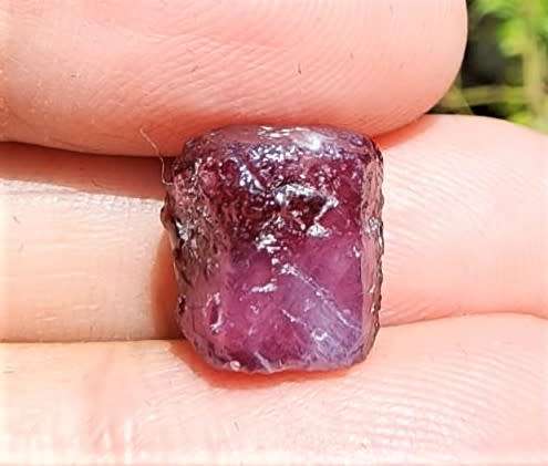 NATURAL ROUGH 12,37CT MADAGASKAR RED RUBY GEMSTONE - SCRATCH GLASS EASY! - UV LIGHT FLUORESCES RED!