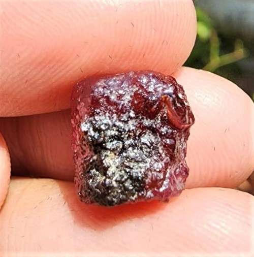 NATURAL ROUGH 12,37CT MADAGASKAR RED RUBY GEMSTONE - SCRATCH GLASS EASY! - UV LIGHT FLUORESCES RED!
