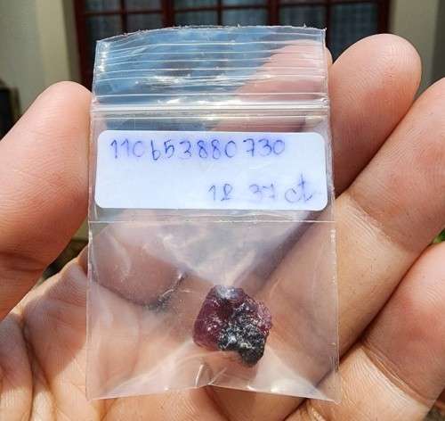NATURAL ROUGH 12,37CT MADAGASKAR RED RUBY GEMSTONE - SCRATCH GLASS EASY! - UV LIGHT FLUORESCES RED!