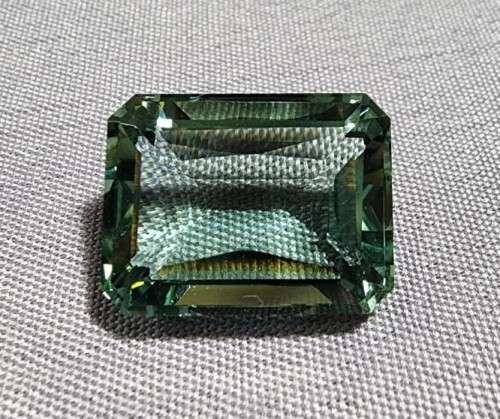 HOW STRANGE? A LARGE 21,4CT GREEN QUARTZ GEMSTONE WITH BEAUTIFUL OCTAGON CUT