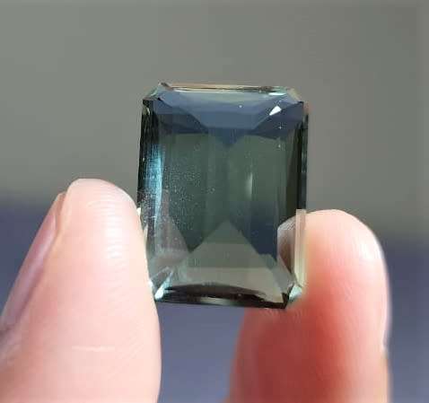 HOW STRANGE? A LARGE 21,4CT GREEN QUARTZ GEMSTONE WITH BEAUTIFUL OCTAGON CUT