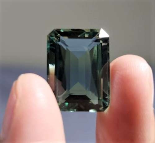 HOW STRANGE? A LARGE 21,4CT GREEN QUARTZ GEMSTONE WITH BEAUTIFUL OCTAGON CUT