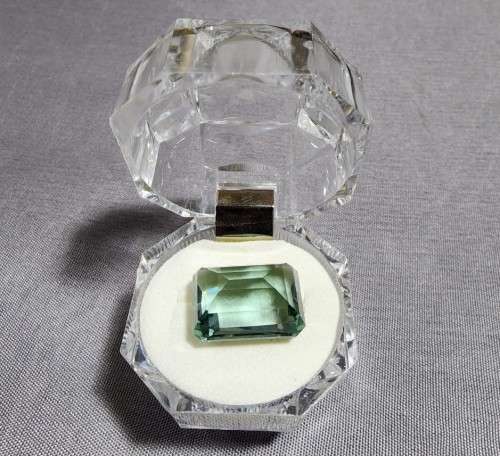 HOW STRANGE? A LARGE 21,4CT GREEN QUARTZ GEMSTONE WITH BEAUTIFUL OCTAGON CUT