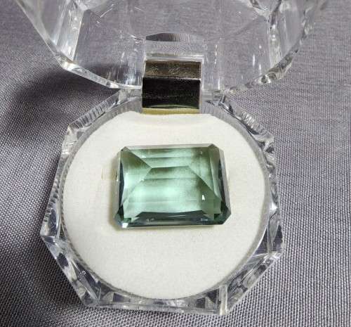 HOW STRANGE? A LARGE 21,4CT GREEN QUARTZ GEMSTONE WITH BEAUTIFUL OCTAGON CUT