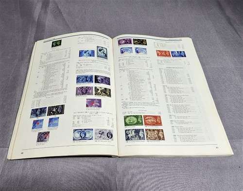 SA 2009 STAMP COLOUR CATALOQUE PLUS STANLEY GIBBONS 2009 CONCISE STAMP CATALOQUE OF GREAT BRITAIN