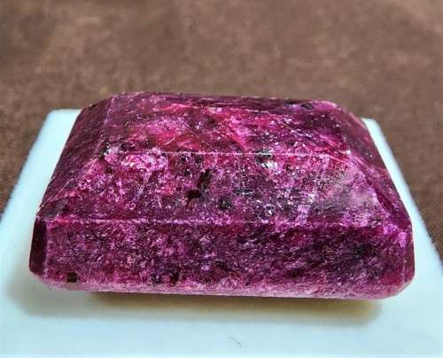 GIGANTIC 222,78CT INDIAN RUBY GEMSTONE - FLUORECES RED UNDER UV LIGHT! - HIGH THERMAL CONDUCTIVITY!
