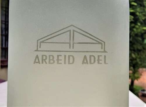 ARBEID ADEL ELBOWS PEACH SCHNAPPS 750ML BOTTLE WITH 4 FRENCH MADE SHOT GLASSES IN WOODEN CASE